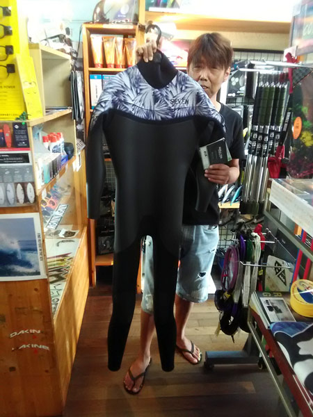 セミドライウエットスーツ